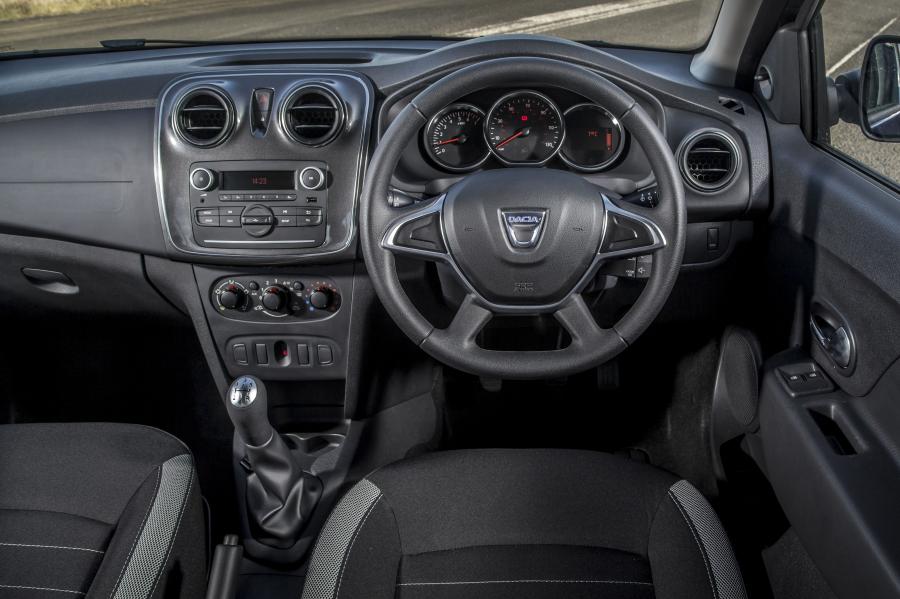 Панель приборов Dacia Sandero Stepway 2017 года  (UK) (фото 24 из 30)